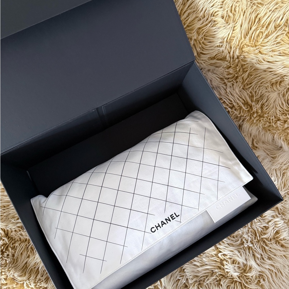 Chanel LARGE CLASSIC HANDBAG
Grained Calfskin & Gold-Tone Metal retail $11,700 - Picture 14 of 15